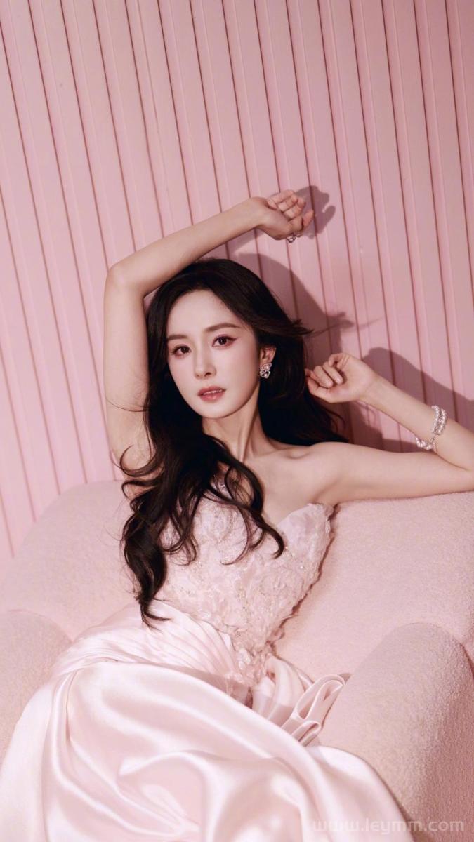 杨幂粉色裙子 沙发 4k手机壁纸竖屏